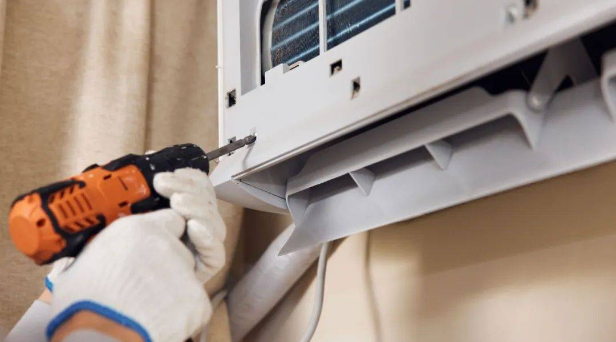 “上门换了俩灯泡，就要收费240元？” 家电维修市场乱象调查