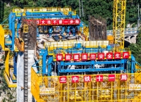 “钢铁巨人”助力西渝高铁桥梁智能化建设
