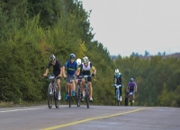 齐齐哈尔碾子山2025中国—上海合作组织冰雪体育示范区自行车赛鸣枪开赛