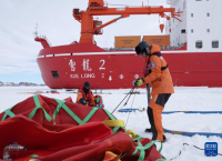 第42次南极考察丨通讯：“雪龙兄弟”共抵中山站　海陆空协同卸货